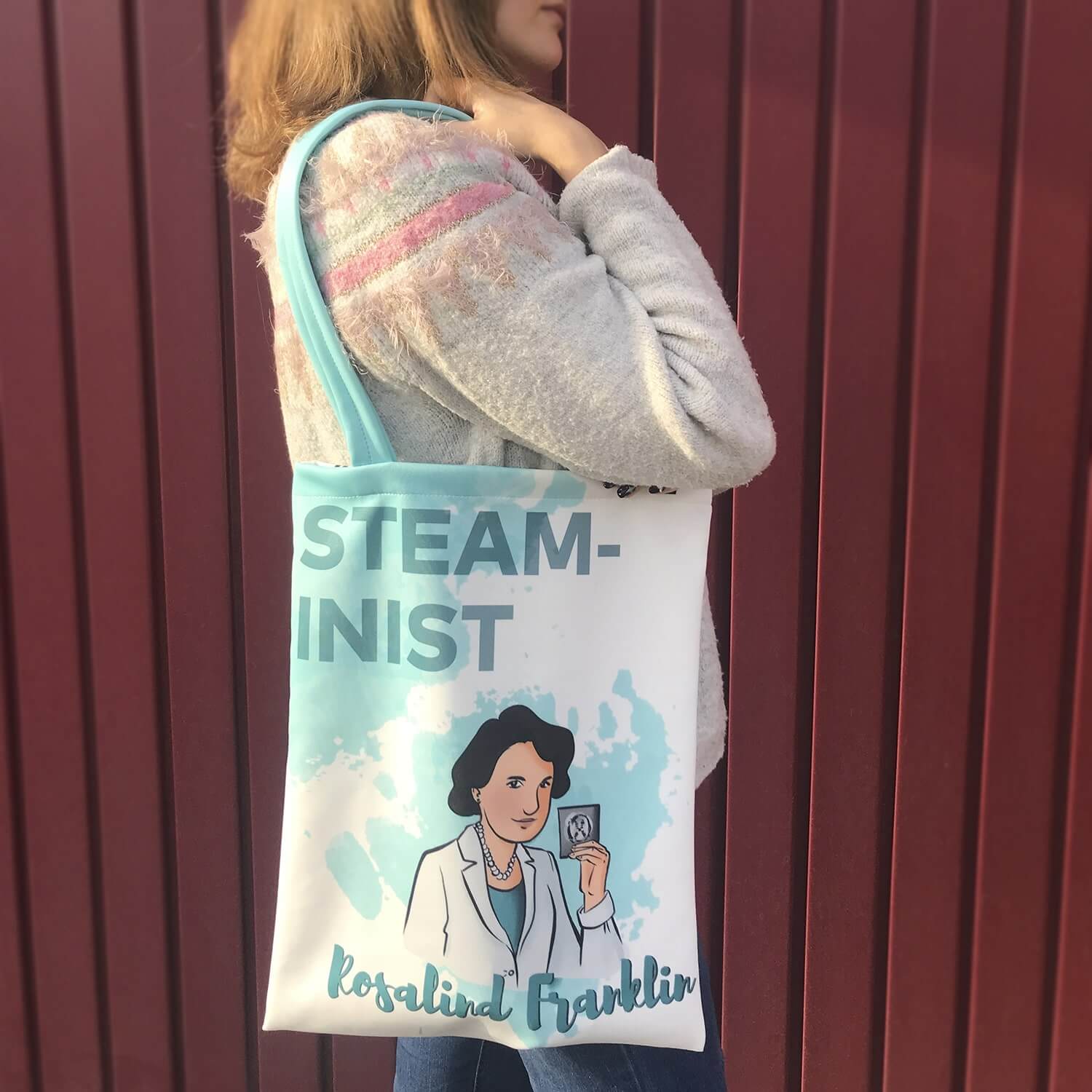 Tote Bag de Robin Hat con diseño de Rosalind Franklin en fondo blanco, con colores principales como azul y verde.