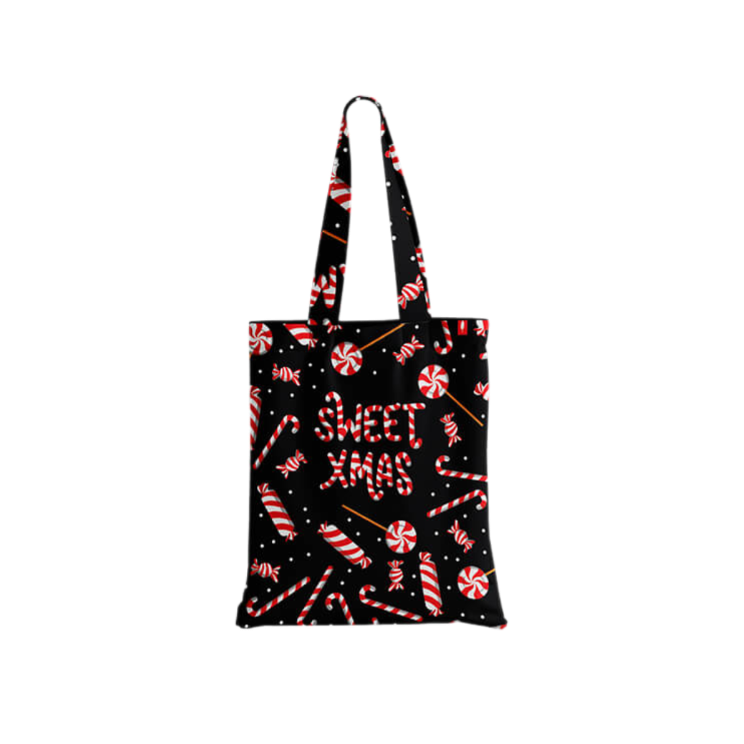 Tote Bag de Robin Hat con diseño navideño de dulces en fondo negro, con colores principales como rojo y blanco.