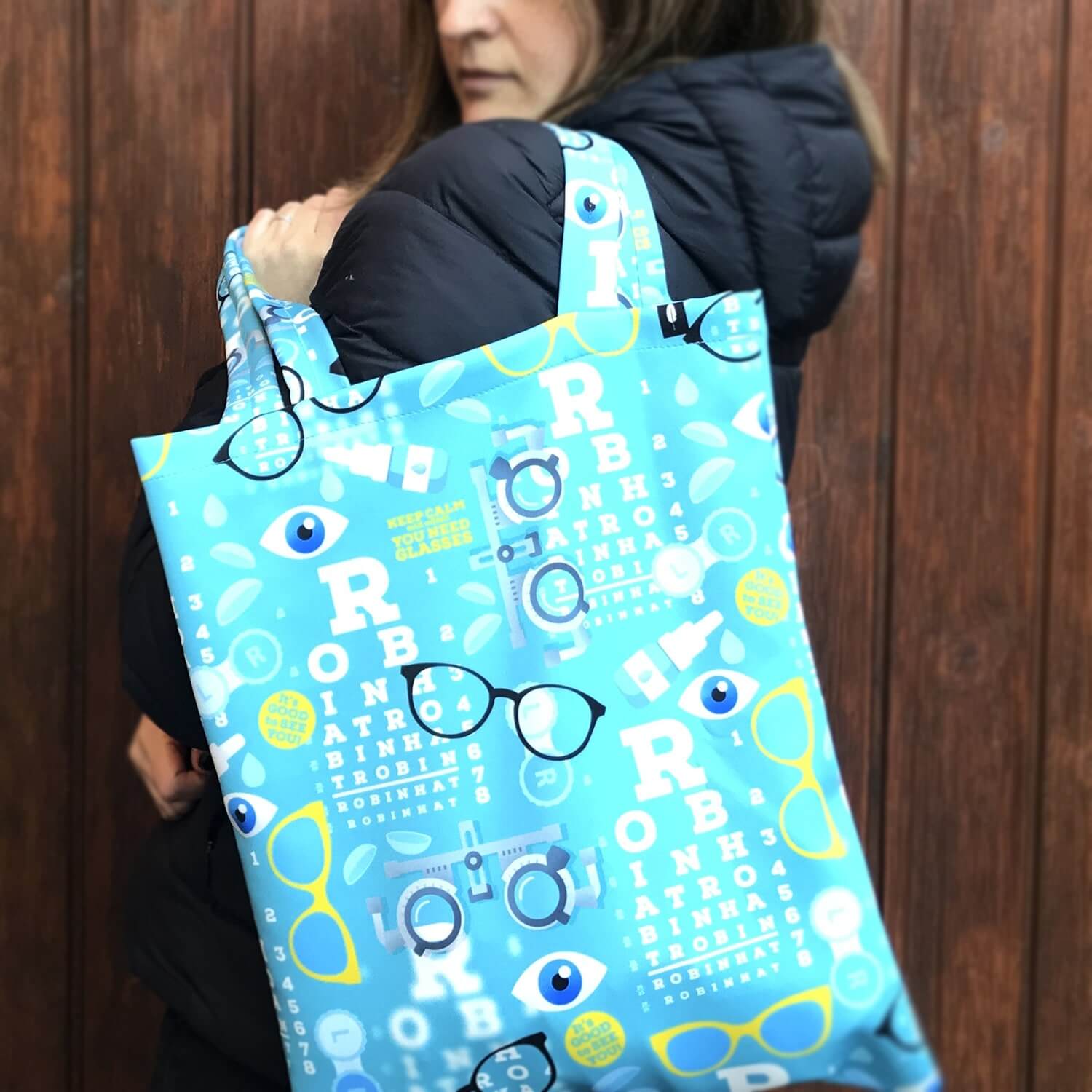 Tote Bag de Robin Hat con diseño de oftalmología en fondo azul, en un entorno de uso cotidiano. Resistente al agua y anti-manchas.