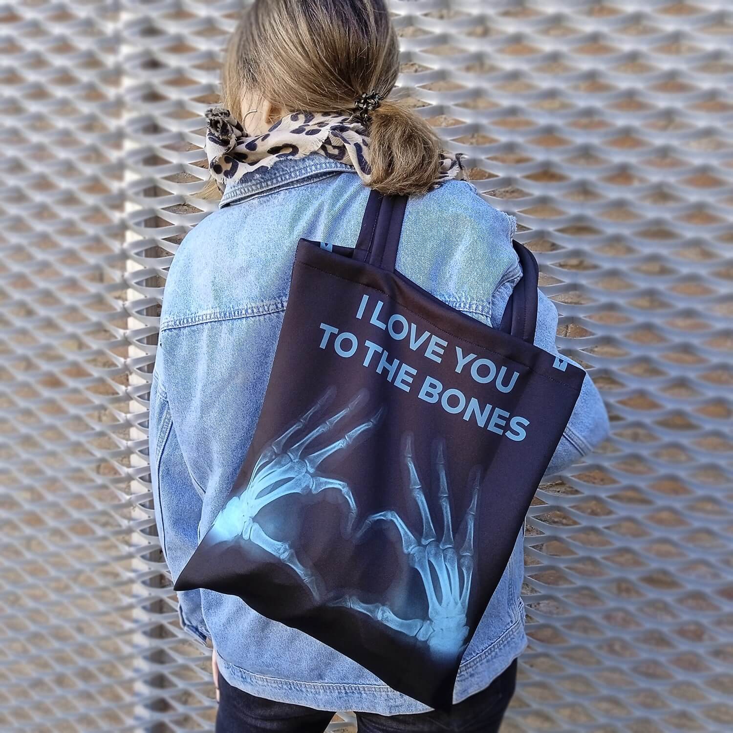 Tote Bag de Robin Hat con diseño de radiografía en fondo negro, con texto 'I LOVE YOU TO THE BONES'. Resistente al agua y anti-manchas.