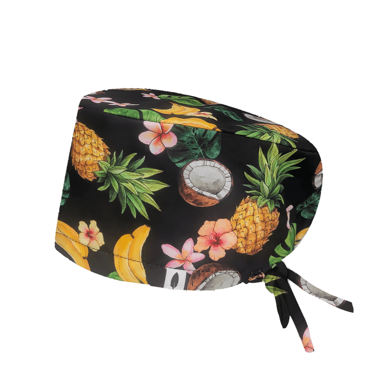 Gorro quirúrgico TROPICAL con piñas, bananas, coco y flores sobre fondo negro. Tejido ideal para quirófano y sala blanca