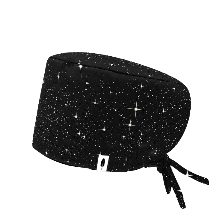 Gorro quirúrgico pelo largo VÍA LÁCTEA de Robin Hat con estrellas blancas y destellos sobre fondo negro, diseño espacial elegante